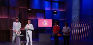 Wie viel Einfluss hat die richtige Idee auf den Alltag von Hund und Halter? DavyBarkmo Hunde Napf Höhle der Löwen Pitch Bild: Beim Battle treten "DavyBarkmo" mit den Gründern Morice Ziegler (l.) und David Tenné gegen „BOGGL“ mit den Gründerinnen Cornelia Puffer und Julia Davids (r.) an. Wer kann die „Löwen“ mit ihrer Geschäftsidee überzeugen und darf weiter pitchen ? Bildcredits/Fotograf: RTL / Stefan Gregorowius