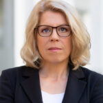 Femizide: Sich diesem Thema weiterhin zu verweigern, ist unterlassene Hilfeleistung Femizide Deutschland: Interview mit Kristina Wolff Bild Prof. Dr. Kristina Wolff Gründerin des Femicide Observation Center Deutschland (F.O.C.G.) Aktivistin und Referentin zahlreicher Vorträge zum Thema © Die Hoffotografen