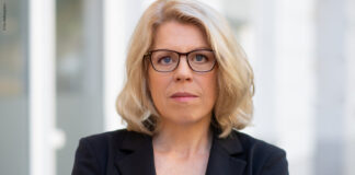 Femizide: Sich diesem Thema weiterhin zu verweigern, ist unterlassene Hilfeleistung Femizide Deutschland: Interview mit Kristina Wolff Bild Prof. Dr. Kristina Wolff Gründerin des Femicide Observation Center Deutschland (F.O.C.G.) Aktivistin und Referentin zahlreicher Vorträge zum Thema © Die Hoffotografen