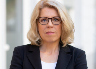 Femizide: Sich diesem Thema weiterhin zu verweigern, ist unterlassene Hilfeleistung Femizide Deutschland: Interview mit Kristina Wolff Bild Prof. Dr. Kristina Wolff Gründerin des Femicide Observation Center Deutschland (F.O.C.G.) Aktivistin und Referentin zahlreicher Vorträge zum Thema © Die Hoffotografen