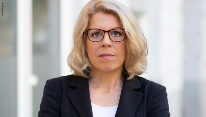 Femizide Deutschland: Interview mit Kristina Wolff Bild Prof. Dr. Kristina Wolff Gründerin des Femicide Observation Center Deutschland (F.O.C.G.) Aktivistin und Referentin zahlreicher Vorträge zum Thema © Die Hoffotografen