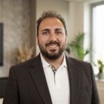 Wer geht eigentlich ans Telefon, wenn niemand mehr rangeht? Famulor KI Telefonie automatisierte Kundenkommunikation Iman Koma Famulor Gründer