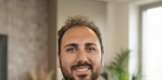 Wer geht eigentlich ans Telefon, wenn niemand mehr rangeht? Famulor KI Telefonie automatisierte Kundenkommunikation Iman Koma Famulor Gründer