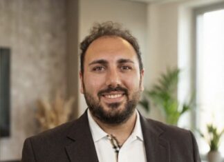 Wer geht eigentlich ans Telefon, wenn niemand mehr rangeht? Famulor KI Telefonie automatisierte Kundenkommunikation Iman Koma Famulor Gründer