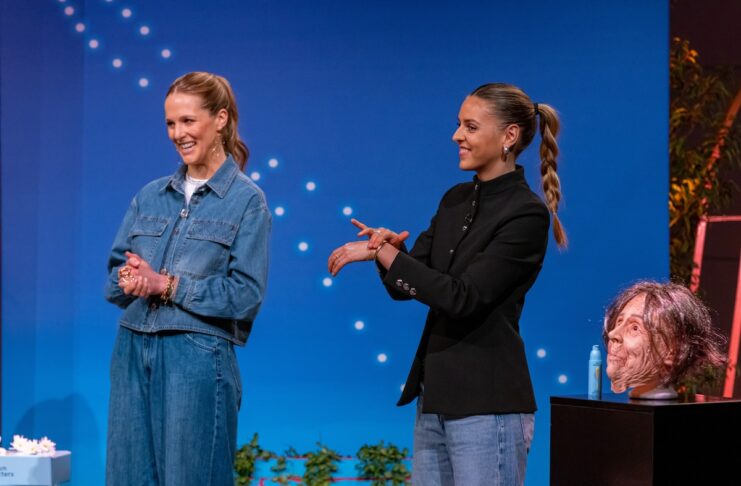 Stella Hinderer (l.) und Karla Emcke präsentieren mit „Sun Matters“ einen Sonnenschutz der die Haut pflegt. Sie erhoffen sich ein Investment von 100.000 Euro für 20 Prozent der Firmenanteile. Bildcredits/Fotograf: RTL / Bernd-Michael Maurer