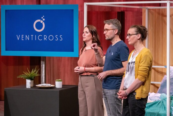 VENTICROSS Nasendilatator Nasenatmung im Fokus Heidi Depner (l.), Ignasi und Carolin Selga präsentieren den unsichtbaren Nasendilatator „VENTICROSS“. Sie erhoffen sich ein Investment von 50.000 Euro für 15 Prozent der Firmenanteile. Bildcredits/Fotograf: RTL / Bernd-Michael Maurer
