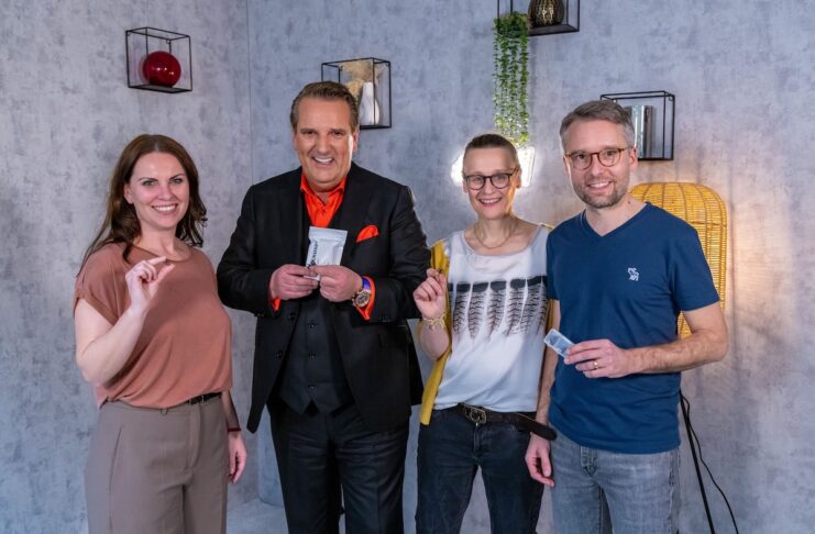 Nasenatmung verbessern mit VENTICROSS Nasenspreizer Bild:VentiCross v.l.Carolin Abraham,Ralf Dümmel, Heidi Depner, Ignasi Selga Bildcredits/Fotograf: RTL Bernd-Michael Maurer