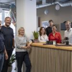 Wie entstehen neue Technologien genau dort, wo Forschung auf Praxis trifft? Photonik Startups Digitalisierung Innovation Technologie Bild von links nach rechts: Dr. Robert Kammel (Fraunhofer IOF), Christian Grötsch (Vorstand Jena Digital), Nora Kirsten (OptoNet e. V.), Viktoriya Demchyk (Jena Digital e. V.), Domenique Dölz (Jena Digital e. V.), Anke Siegmund (OptoNet e. V.), Dr. Sebastian Händschke (Fraunhofer IOF), Hans Elstner (Vorstand Jena Digital) Credits: de:Hub Jena