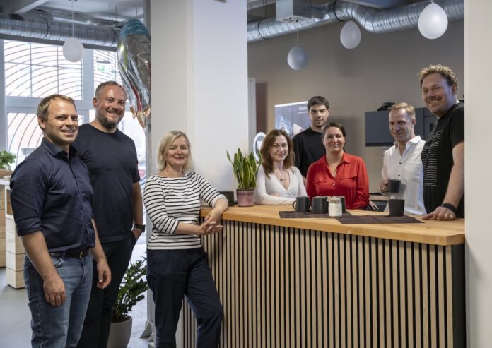 Photonik Startups Digitalisierung Innovation Technologie Bild von links nach rechts: Dr. Robert Kammel (Fraunhofer IOF), Christian Grötsch (Vorstand Jena Digital), Nora Kirsten (OptoNet e. V.), Viktoriya Demchyk (Jena Digital e. V.), Domenique Dölz (Jena Digital e. V.), Anke Siegmund (OptoNet e. V.), Dr. Sebastian Händschke (Fraunhofer IOF), Hans Elstner (Vorstand Jena Digital) Credits: de:Hub Jena