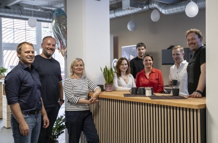 Photonik Startups Digitalisierung Innovation Technologie Bild von links nach rechts: Dr. Robert Kammel (Fraunhofer IOF), Christian Grötsch (Vorstand Jena Digital), Nora Kirsten (OptoNet e. V.), Viktoriya Demchyk (Jena Digital e. V.), Domenique Dölz (Jena Digital e. V.), Anke Siegmund (OptoNet e. V.), Dr. Sebastian Händschke (Fraunhofer IOF), Hans Elstner (Vorstand Jena Digital) Credits: de:Hub Jena