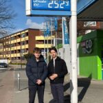 Wie viel kostet dich dein Auto wirklich jeden Monat? Fahrfuchs Kosten App Versicherung sparen Auto Gründerteam Bild vor einer Tankstelle