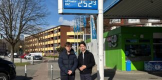 Wie viel kostet dich dein Auto wirklich jeden Monat? Fahrfuchs Kosten App Versicherung sparen Auto Gründerteam Bild vor einer Tankstelle