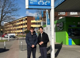 Wie viel kostet dich dein Auto wirklich jeden Monat? Fahrfuchs Kosten App Versicherung sparen Auto Gründerteam Bild vor einer Tankstelle