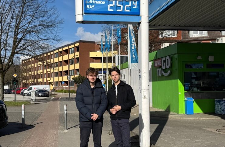 Fahrfuchs Kosten App Versicherung sparen Auto Gründerteam Bild vor einer Tankstelle