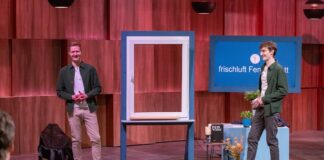 Ein kleines Alltagsproblem mit größerer Wirkung? frischluft Fensterbrett Fenster Produkt bei Die Höhle der Löwen Benedikt Hartmann (r.) und Lukas Benkhoff präsentieren „frischluft Fensterbrett“, das mobile Fensterbrett. Sie erhoffen sich ein Investment von 170.000 Euro für 10 Prozent der Firmenanteile. Bildcredits/Fotograf: RTL / Bernd-Michael Maurer