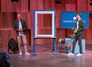 Ein kleines Alltagsproblem mit größerer Wirkung? frischluft Fensterbrett Fenster Produkt bei Die Höhle der Löwen Benedikt Hartmann (r.) und Lukas Benkhoff präsentieren „frischluft Fensterbrett“, das mobile Fensterbrett. Sie erhoffen sich ein Investment von 170.000 Euro für 10 Prozent der Firmenanteile. Bildcredits/Fotograf: RTL / Bernd-Michael Maurer