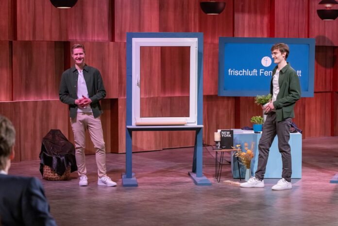 frischluft Fensterbrett Fenster Produkt bei Die Höhle der Löwen Benedikt Hartmann (r.) und Lukas Benkhoff präsentieren „frischluft Fensterbrett“, das mobile Fensterbrett. Sie erhoffen sich ein Investment von 170.000 Euro für 10 Prozent der Firmenanteile. Bildcredits/Fotograf: RTL / Bernd-Michael Maurer