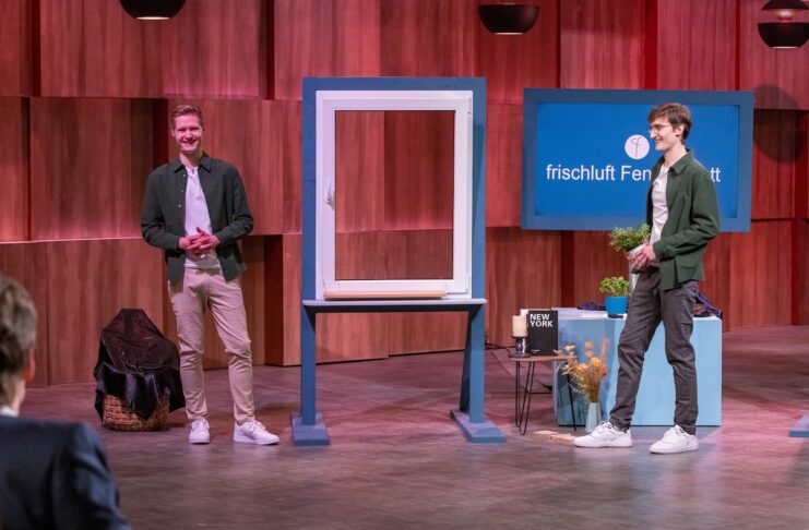 frischluft Fensterbrett Fenster Produkt bei Die Höhle der Löwen Benedikt Hartmann (r.) und Lukas Benkhoff präsentieren „frischluft Fensterbrett“, das mobile Fensterbrett. Sie erhoffen sich ein Investment von 170.000 Euro für 10 Prozent der Firmenanteile. Bildcredits/Fotograf: RTL / Bernd-Michael Maurer
