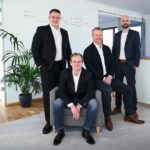 Wie trifft man bessere Entscheidungen, wenn plötzlich alle Daten da sind? FlyNex Drohnen Infrastruktur Plattform Analyse Bild: von links nach rechts: Christian Caballero, Holger Dirksen, Andreas Dunsch und Michael Petrosjan. Bildrechte: © FlyNex GmbH