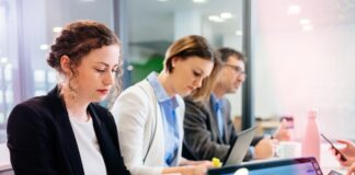 Studie der Universität Paderborn zeigt, warum Arbeitsplatz-KI trotz großer Potenziale im Arbeitsalltag oft ungenutzt bleibt.