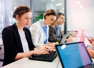 Studie der Universität Paderborn zeigt, warum Arbeitsplatz-KI trotz großer Potenziale im Arbeitsalltag oft ungenutzt bleibt.