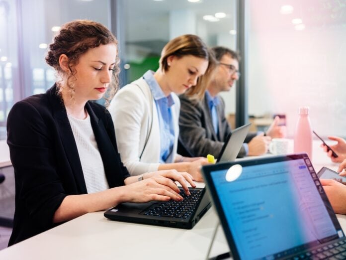 Studie der Universität Paderborn zeigt, warum Arbeitsplatz-KI trotz großer Potenziale im Arbeitsalltag oft ungenutzt bleibt.