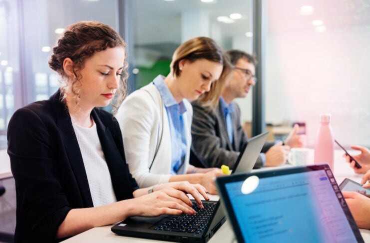 Studie der Universität Paderborn zeigt, warum Arbeitsplatz-KI trotz großer Potenziale im Arbeitsalltag oft ungenutzt bleibt.