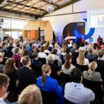Hamburg Innovation Summit Programm: Wie Hamburg seine Innovationsstrategie schärfen will Der Hamburg Innovation Summit 2026 bringt Startups, Forschung und Unternehmen zu KI, Quantencomputing und Innovation zusammen.
