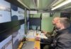 Laserbasierte Drohnenabwehr von INLEAP Photonics im Bundeswehr Test Laserbasierte Drohnenabwehr für die Bundeswehr Dr.-Ing. Marius Lammers (CEO INLEAP Photonics GmbH) und Robert Hoffmann (Projektleiter beim Cyber Innovation Hub) im Shelter der Bedienzentrale. © INLEAP Photonics