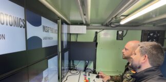 Laserbasierte Drohnenabwehr von INLEAP Photonics im Bundeswehr Test Laserbasierte Drohnenabwehr für die Bundeswehr Dr.-Ing. Marius Lammers (CEO INLEAP Photonics GmbH) und Robert Hoffmann (Projektleiter beim Cyber Innovation Hub) im Shelter der Bedienzentrale. © INLEAP Photonics