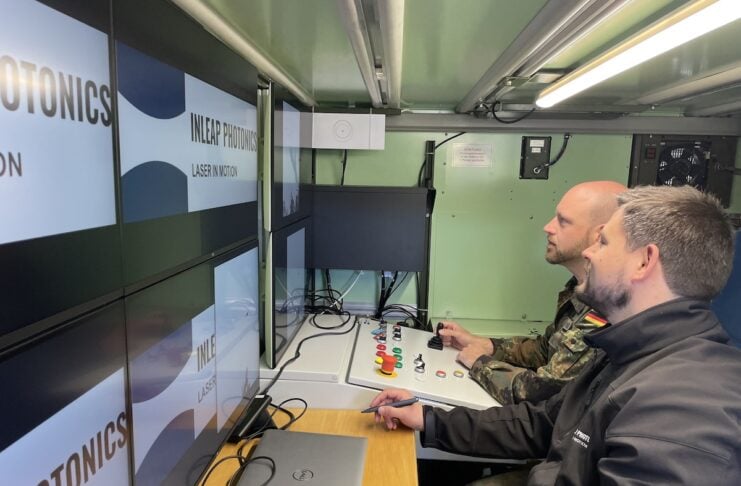 Laserbasierte Drohnenabwehr für die Bundeswehr Dr.-Ing. Marius Lammers (CEO INLEAP Photonics GmbH) und Robert Hoffmann (Projektleiter beim Cyber Innovation Hub) im Shelter der Bedienzentrale. © INLEAP Photonics