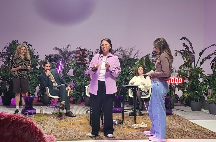 The Green Deal startet auf YouTube Der entscheidende Moment: Das Startup Phaeosynt um Mitgründerin Stephanie Pfeil-Coenen (Mitte) präsentiert in der neuen YouTube-Show The Green Deal den von ihnen entwickelten ersten veganen Schwangerschaftstest. © Melanie Vogelpohl/DBU