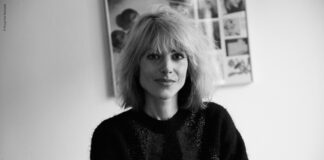 Wir sollten die rosarote Brille abnehmen und den patriarchalen Bizeps entzaubern Marsmädchen: Frauen und Reichtum neu denken Bild Dr. Phil. Rebekka Reinhard Philosophin, SPIEGEL-Bestseller-Autorin, Keynote Speakerin Gründerin und Chefredakteurin von »human« © Sung-Hee Seewald