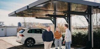 UV Energy bringt KI und Solarenergie für Unternehmen zusammen UV Energy entwickelt Solar Carports Bild Installation von drei Solarcarports in Böblingen @ UV Energy