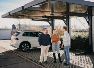 UV Energy bringt KI und Solarenergie für Unternehmen zusammen UV Energy entwickelt Solar Carports Bild Installation von drei Solarcarports in Böblingen @ UV Energy
