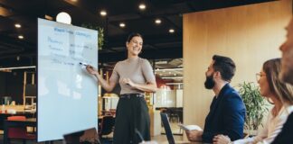 Startup Pitch erklärt: Ziele, Aufbau, Inhalte und Fehlerquellen bei Präsentationen für Investoren und Finanzierungspartner.