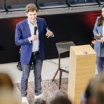 moonshots & moneten 2026 bringt Start-ups nach Paderborn moonshots & moneten 2026 in Paderborn Bild Foto (Universität Paderborn, Besim Mazhiqi): Der „Fire Talk“ mit Investor Carsten Maschmeyer zählt zu den Highlights beim diesjährigen „moonshots & moneten“ in Paderborn.