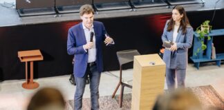 moonshots & moneten 2026 bringt Start-ups nach Paderborn moonshots & moneten 2026 in Paderborn Bild Foto (Universität Paderborn, Besim Mazhiqi): Der „Fire Talk“ mit Investor Carsten Maschmeyer zählt zu den Highlights beim diesjährigen „moonshots & moneten“ in Paderborn.