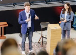 moonshots & moneten 2026 bringt Start-ups nach Paderborn moonshots & moneten 2026 in Paderborn Bild Foto (Universität Paderborn, Besim Mazhiqi): Der „Fire Talk“ mit Investor Carsten Maschmeyer zählt zu den Highlights beim diesjährigen „moonshots & moneten“ in Paderborn.