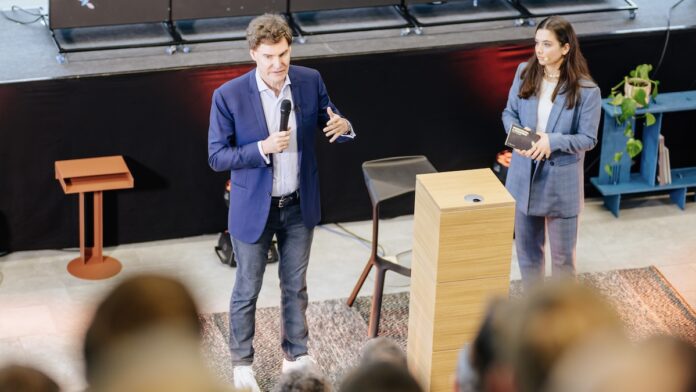 moonshots & moneten 2026 in Paderborn Bild Foto (Universität Paderborn, Besim Mazhiqi): Der „Fire Talk“ mit Investor Carsten Maschmeyer zählt zu den Highlights beim diesjährigen „moonshots & moneten“ in Paderborn.