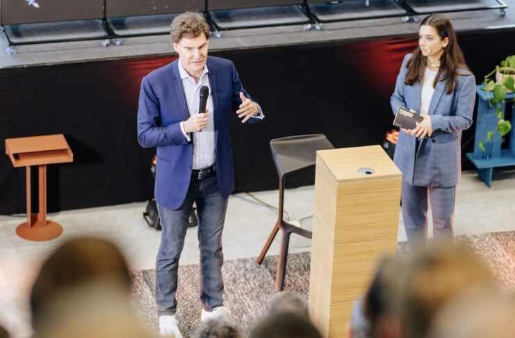 moonshots & moneten 2026 in Paderborn Bild Foto (Universität Paderborn, Besim Mazhiqi): Der „Fire Talk“ mit Investor Carsten Maschmeyer zählt zu den Highlights beim diesjährigen „moonshots & moneten“ in Paderborn.