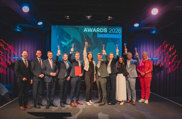 Chimney Awards 2026 für KI und Innovation Die Freude ist unübersehbar: Die diesjährige Awards Verleihung am FH Oberösterreich Campus Steyr v.l.n.r.: FH-Prof. Priv.-Doz. Mag. Dr. Andreas Auinger, Dekan des FH OÖ Campus Steyr; FH-Prof. DI Dr. Michael Rabl, MBA, Hochschulpräsident und Geschäftsführer FH OÖ; KommR. Markus Achleitner, Wirtschafts- und Forschungs-Landesrat OÖ; Christoph Harald Benda, BSc; Ing. Florian Stotz, BA; Hannah Grestenberger, BA; Matthias Klinser, BA MA; Sarah Theresa Wallner, BA MA; Eva Maria Schillhuber, BA MA; Maximilian Bernhard Anleitner, BA MA; NR STR Mag. Katrin Auer, Stadträtin Stadt Steyr Bildrechte: Story3