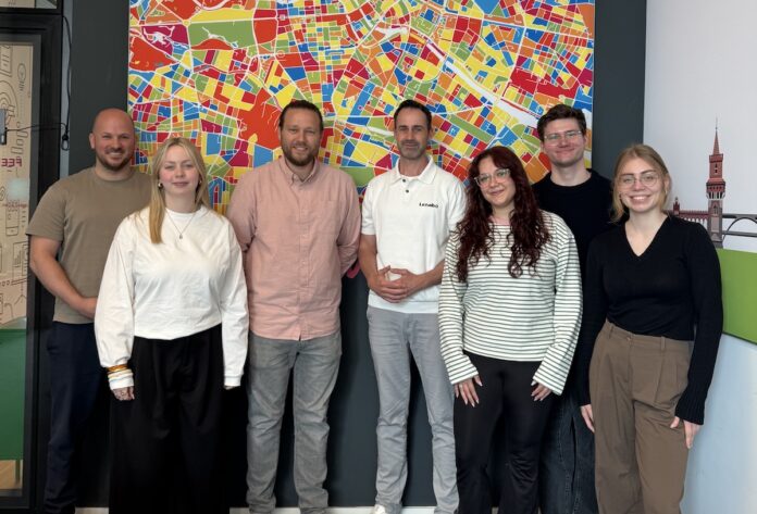 Lenabo erhält Investment von DIGITALHUB.DE Von links nach rechts: Sven Wittich (Vorstand DIGITALHUB.DE), Lilly Hammerschmidt (Communications-Koordinatorin DIGITALHUB.DE), Fabian Leinweber (Co-Founder Lenabo), Stefan Nanzig (Co-Founder Lenabo), Selma Dzankovic (LEVELHUB-Programm-KoordinatorinDIGITALHUB.DE), Malte Gooß (Investment- & KMU-Manager DIGITALHUB.DE), Sarah Mahlmann (Head of Marketing & Business Development DIGITALHUB.DE) Copyright: DIGITALHUB.DE (2026)