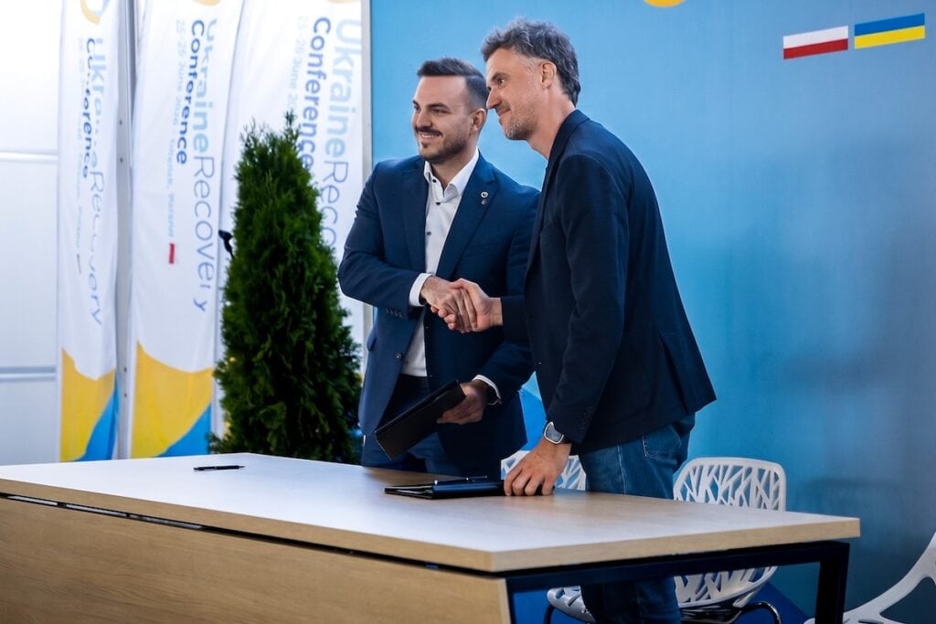 Die Vereinbarung wurde auf der Ukraine Recovery Conference in Danzig im Beisein des stellvertretenden ukrainischen Verteidigungsminister Serhiy Boyev sowie von Ihor Fedirko, CEO des Ukrainian Council of Defence Industry, unterzeichnet.
