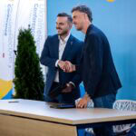 ARX Industries startet die industrielle Serienfertigung des UGV Rys Pro. Das Joint Venture von ARX Robotics und Roboneers stärkt Europas Verteidigung. Die Vereinbarung wurde auf der Ukraine Recovery Conference in Danzig im Beisein des stellvertretenden ukrainischen Verteidigungsminister Serhiy Boyev sowie von Ihor Fedirko, CEO des Ukrainian Council of Defence Industry, unterzeichnet.
