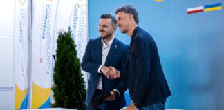 ARX Industries startet die industrielle Serienfertigung des UGV Rys Pro. Das Joint Venture von ARX Robotics und Roboneers stärkt Europas Verteidigung. Die Vereinbarung wurde auf der Ukraine Recovery Conference in Danzig im Beisein des stellvertretenden ukrainischen Verteidigungsminister Serhiy Boyev sowie von Ihor Fedirko, CEO des Ukrainian Council of Defence Industry, unterzeichnet.