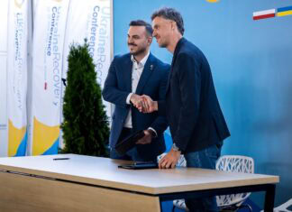 ARX Industries startet die industrielle Serienfertigung des UGV Rys Pro. Das Joint Venture von ARX Robotics und Roboneers stärkt Europas Verteidigung. Die Vereinbarung wurde auf der Ukraine Recovery Conference in Danzig im Beisein des stellvertretenden ukrainischen Verteidigungsminister Serhiy Boyev sowie von Ihor Fedirko, CEO des Ukrainian Council of Defence Industry, unterzeichnet.