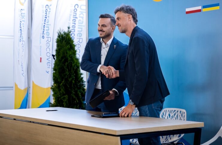 ARX Industries startet die industrielle Serienfertigung des UGV Rys Pro. Das Joint Venture von ARX Robotics und Roboneers stärkt Europas Verteidigung. Die Vereinbarung wurde auf der Ukraine Recovery Conference in Danzig im Beisein des stellvertretenden ukrainischen Verteidigungsminister Serhiy Boyev sowie von Ihor Fedirko, CEO des Ukrainian Council of Defence Industry, unterzeichnet.