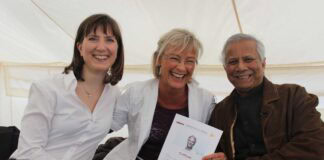 Frauen gründen in Deutschland immer häufiger Foto (v.l.n.r.) Kerstin Rücker, Gabriele Möhlke Vorstandsvorsitzende Berufswege für Frauen & Social Business Woman e.V., Prof. Mohamed Yunus, Friedensnobelpreisträger.
