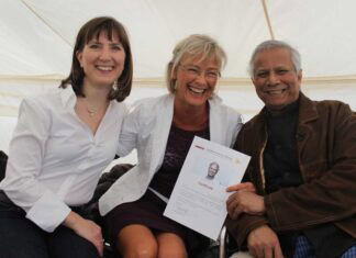 Frauen gründen in Deutschland immer häufiger Foto (v.l.n.r.) Kerstin Rücker, Gabriele Möhlke Vorstandsvorsitzende Berufswege für Frauen & Social Business Woman e.V., Prof. Mohamed Yunus, Friedensnobelpreisträger.